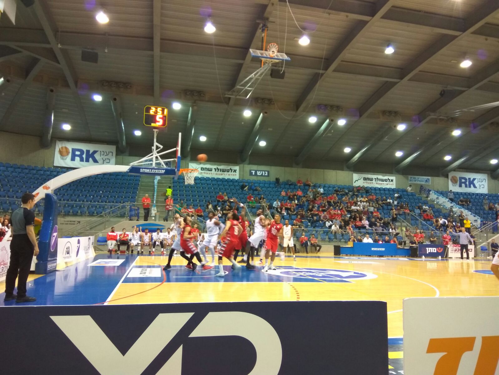 הפועל באר שבע בהתקפה על הגליל במחצית הראשונה. מלא כיסאות ריקים ביציע המרכזי בקונכייה (צילום: חן אזרן, באדיבות הפועל ב